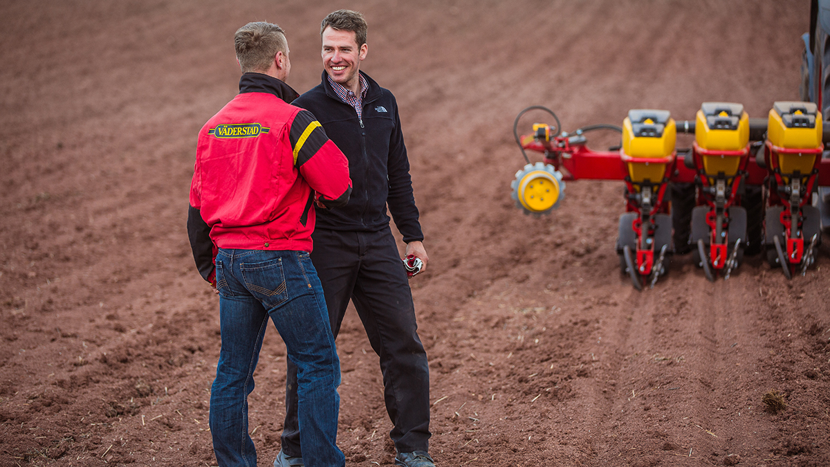 Assistenza Vaderstad con agricoltore in campo