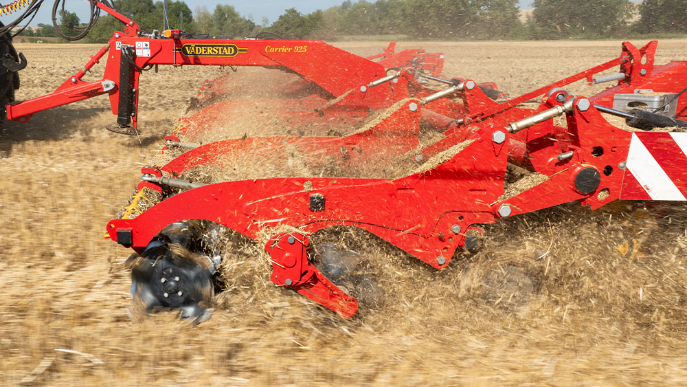 Väderstad Carrier 925 dans un champ, équipé du système CrossCutter Disc à 3 rangées